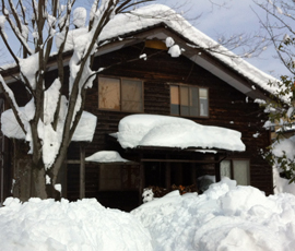 煙突にも雪が